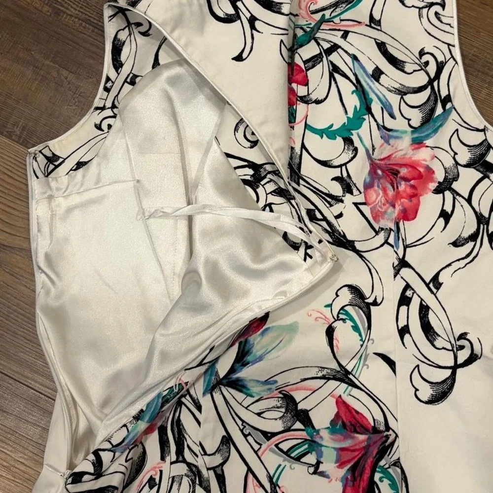 White House Black Market white blouse black floral fitted sz 6